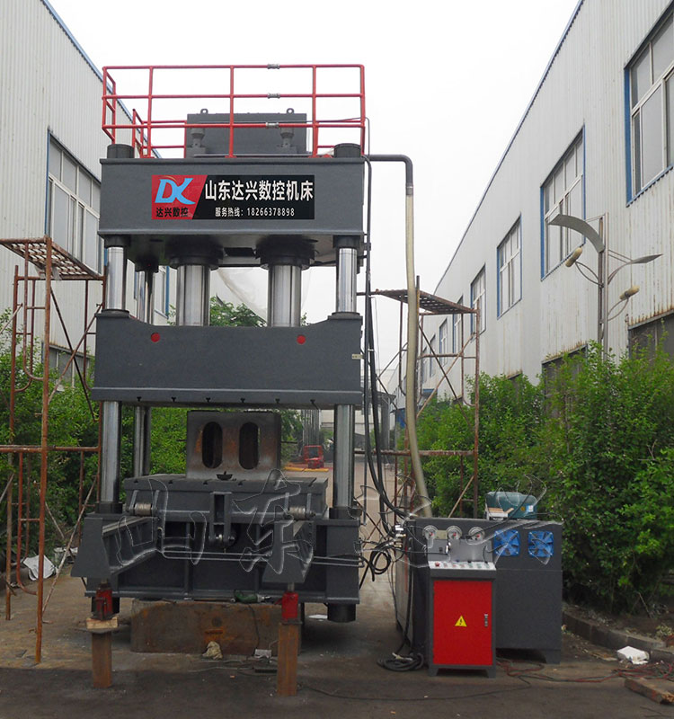 630噸移動式工作臺式四柱三粱液壓機